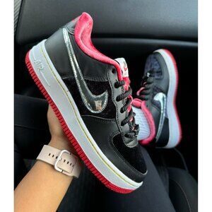 A19 SIZE 5Y | 6.5 WOMEN'S NIKE AIR FORCE 1 LOW PREMIUM HOUSTON BLACK /RED DZ5296